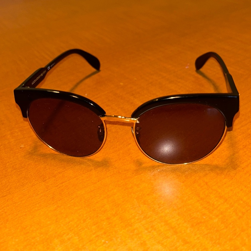 Alexander McQueen sunglasses!!!😎